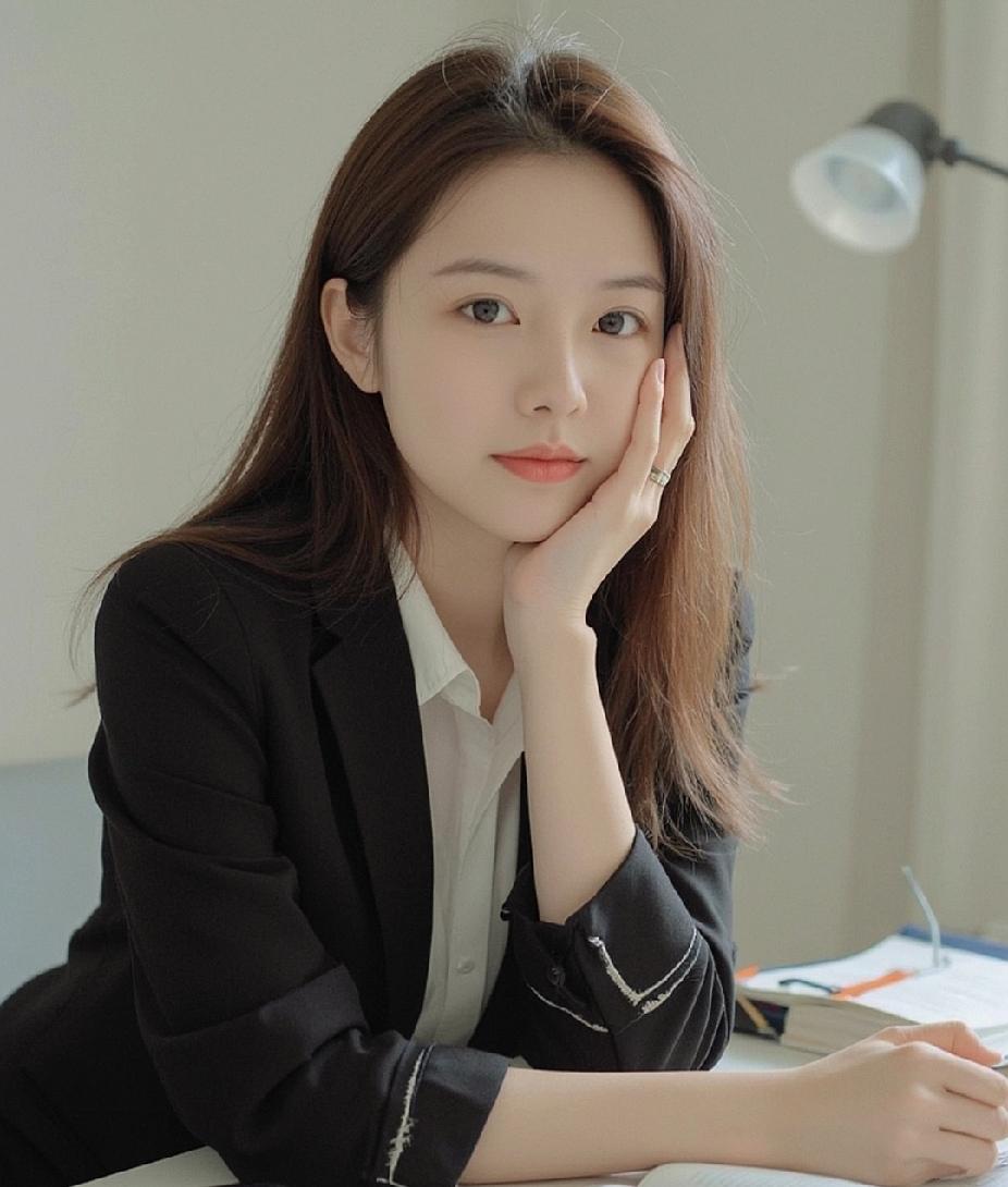 我努力的睁开眼，发现一个年轻人站在屋子的中央，正在桌子上摸索着什么。

我从床上