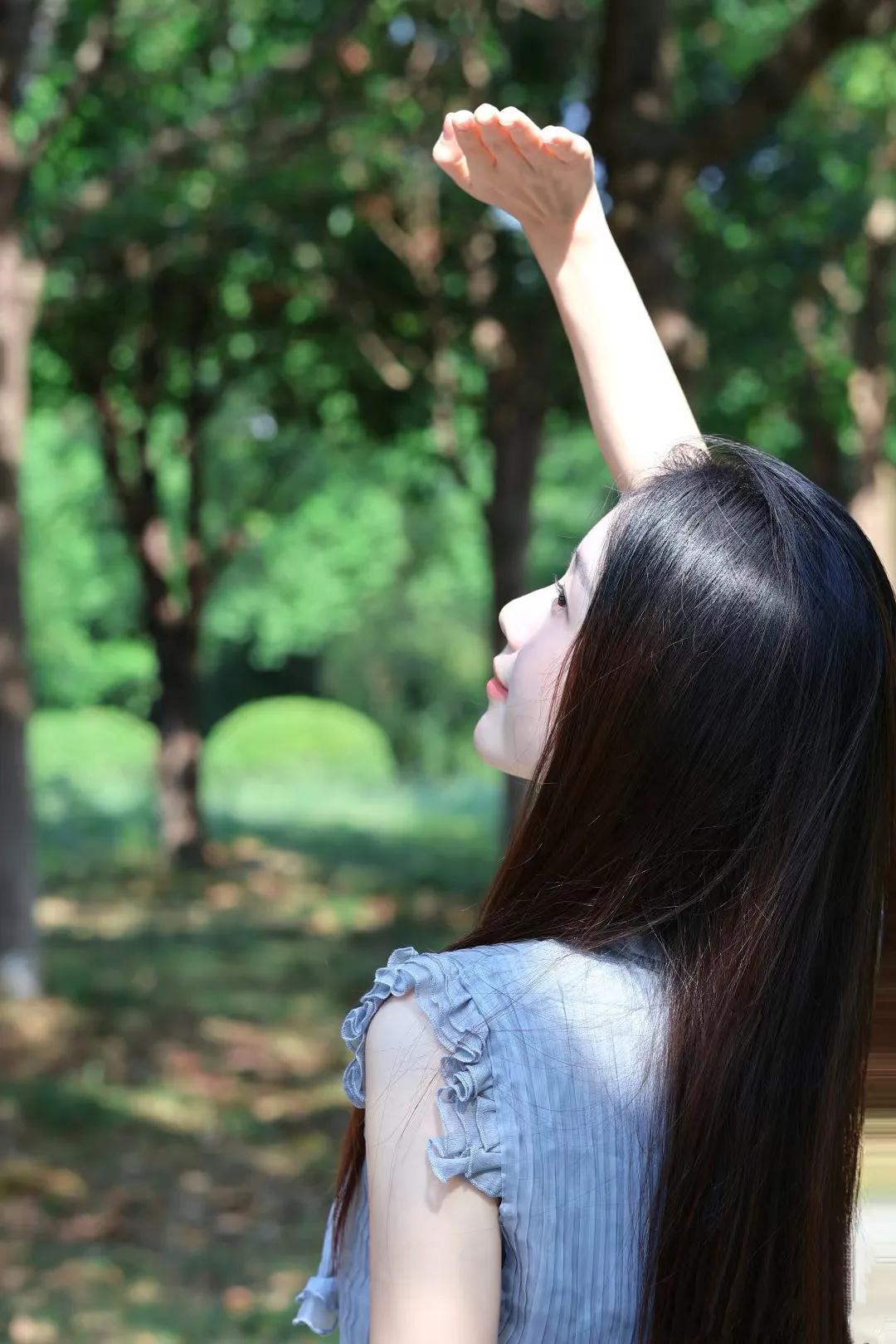 清晨的风
悄悄翻过一页阳光
露珠在叶尖写下今天的第一行诗