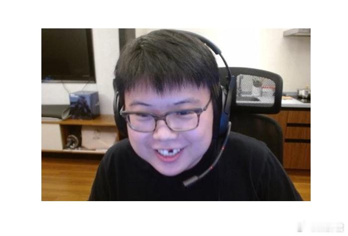 弹幕问查理斯有没有年入百万，查理斯说年入百万不是很正常吗！ dota2  查理斯