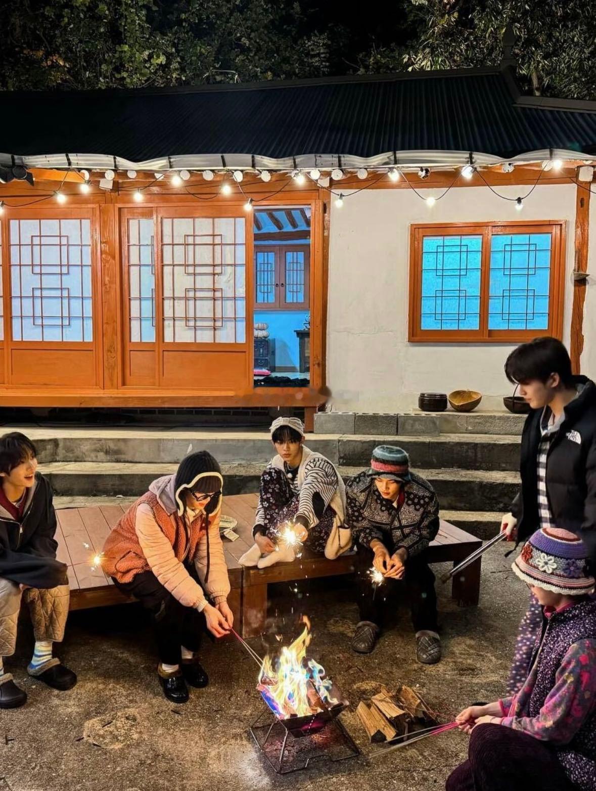 澳门偶遇TWS 六个崽落地就去逛街也太鲜活了吧！生图帅得好真实，各有各的萌点，随