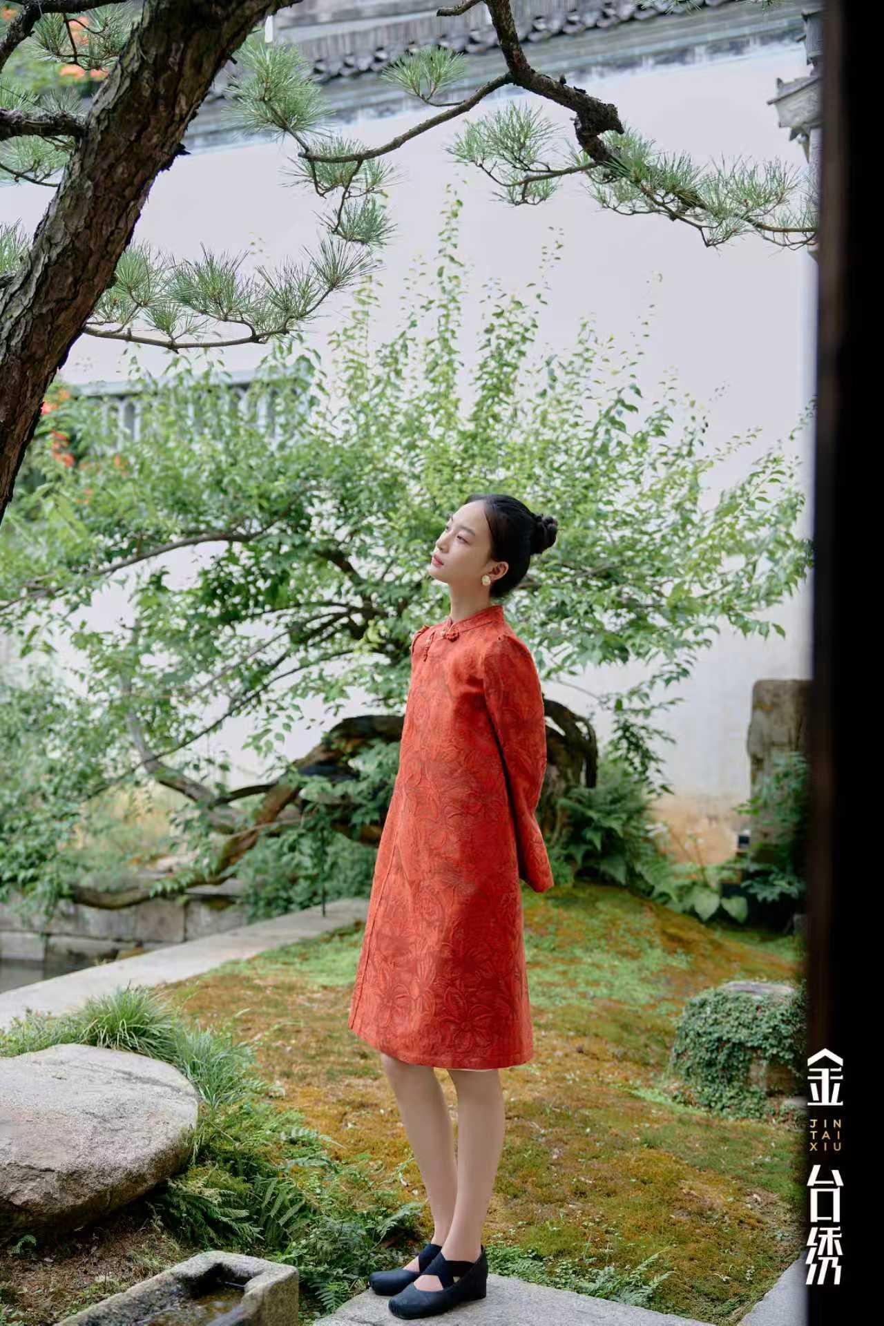 红裳新绎
提花暗涌，入梦东方
织光起舞，步履翩跹
连衣裙绝美新中式穿搭 爆料