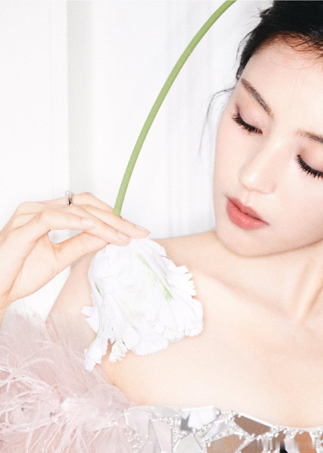 #阎必果内娱新面孔##阎必果亮片长裙# 阎必果在鹅剧派对上大放异彩，粉色亮片裙下