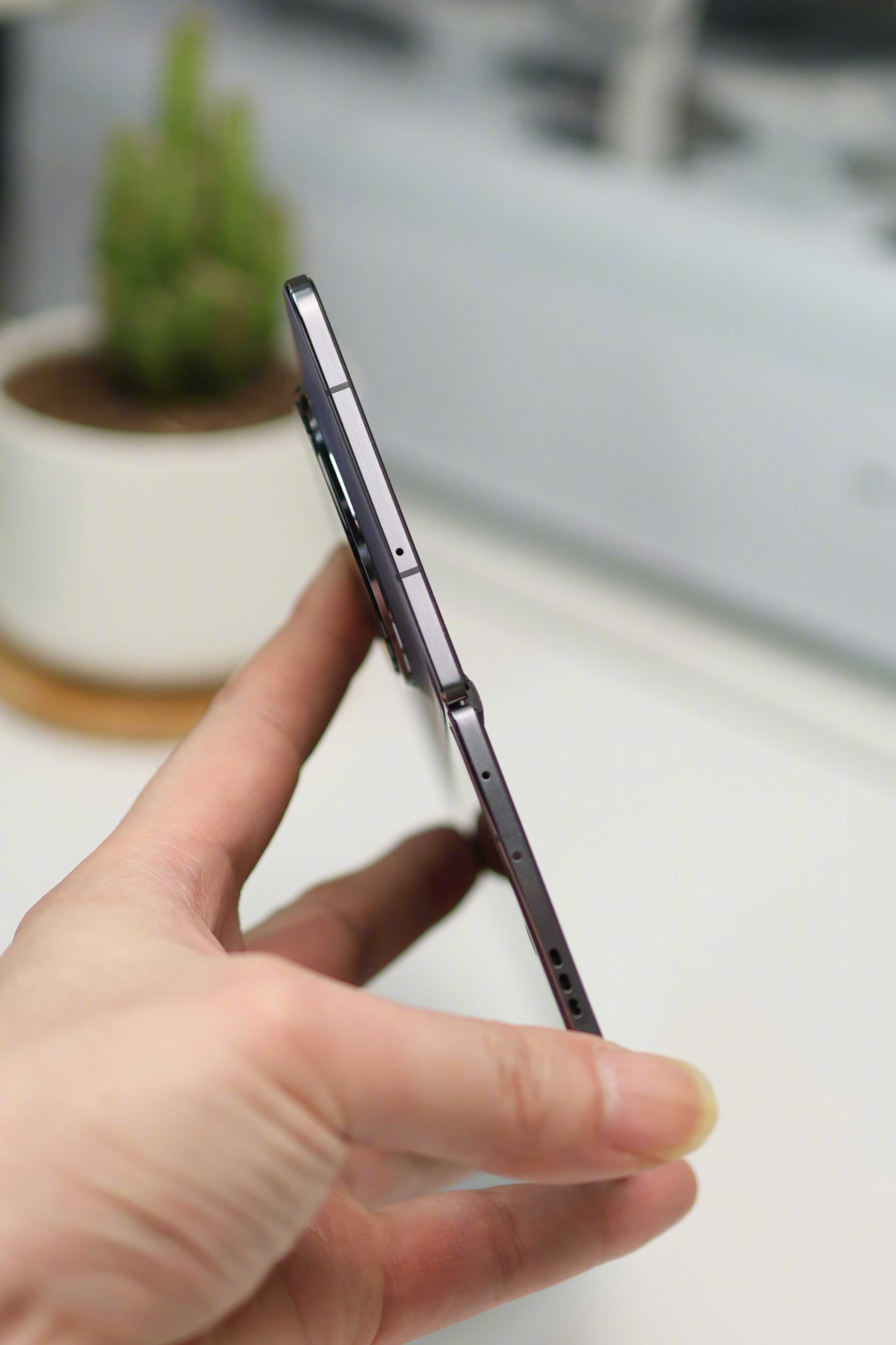 据说苹果不仅把Find N5进行了拆解学习，而且是实打实的采纳了它的设计方案，甚