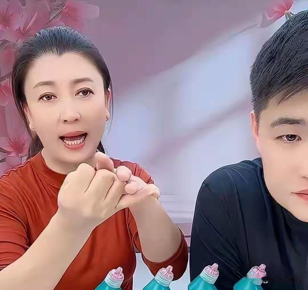 娱乐圈“开年大戏”，演员上演直播“哭穷”闹剧，被粉丝举报硬怼其为“酸花瓜”，儿子