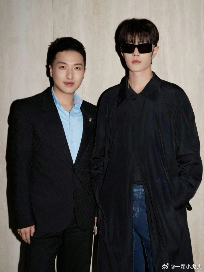 肖战米兰时装周合影，肖战时尚塑造力好强，两个品牌气质不同，每个调性都拿捏的死死的