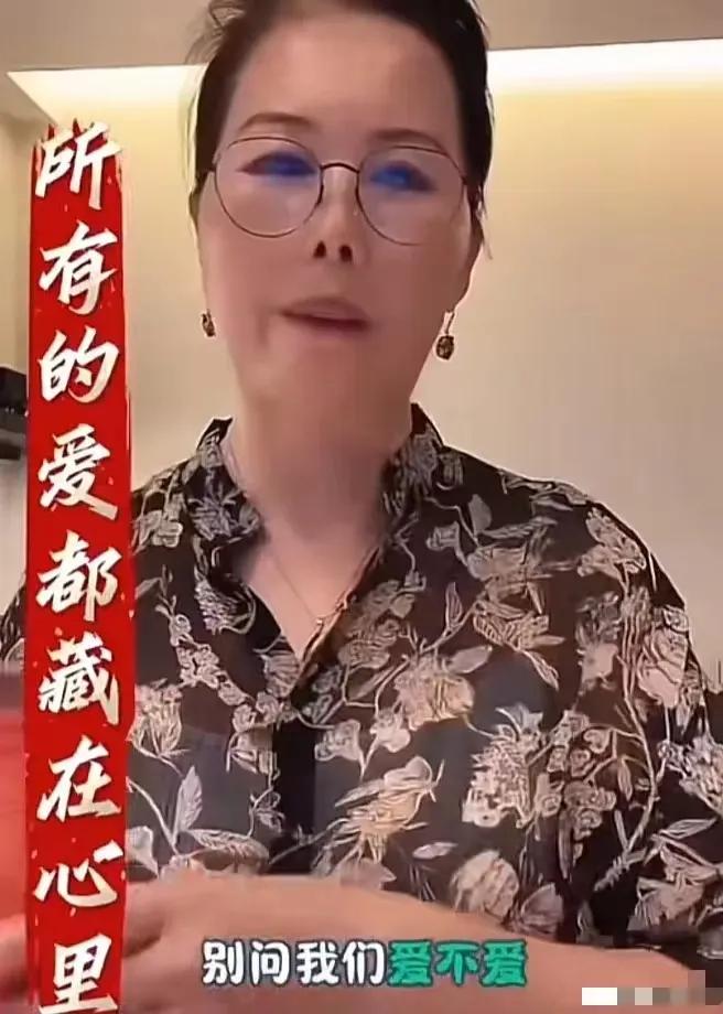 保姆阿姨直播间又在怼人了！两个孩子跟着大s的时候，正是大s被网暴厉害的时候，那时