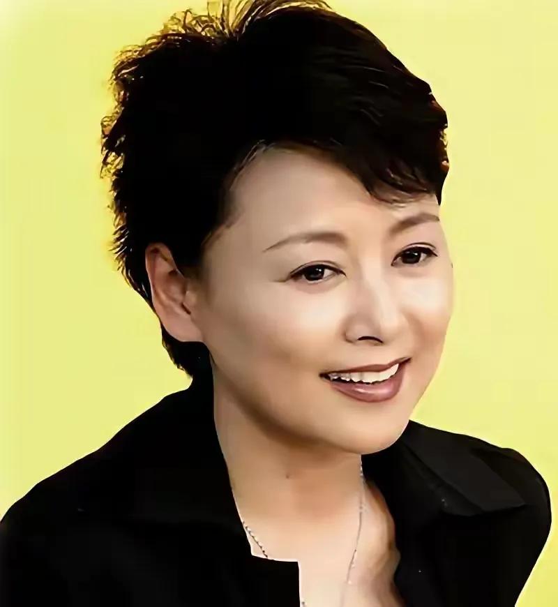 心疼张瑜，一段短婚没老公没孩子，晚年独自生活好好的牌打得稀烂

说起张瑜，总会想