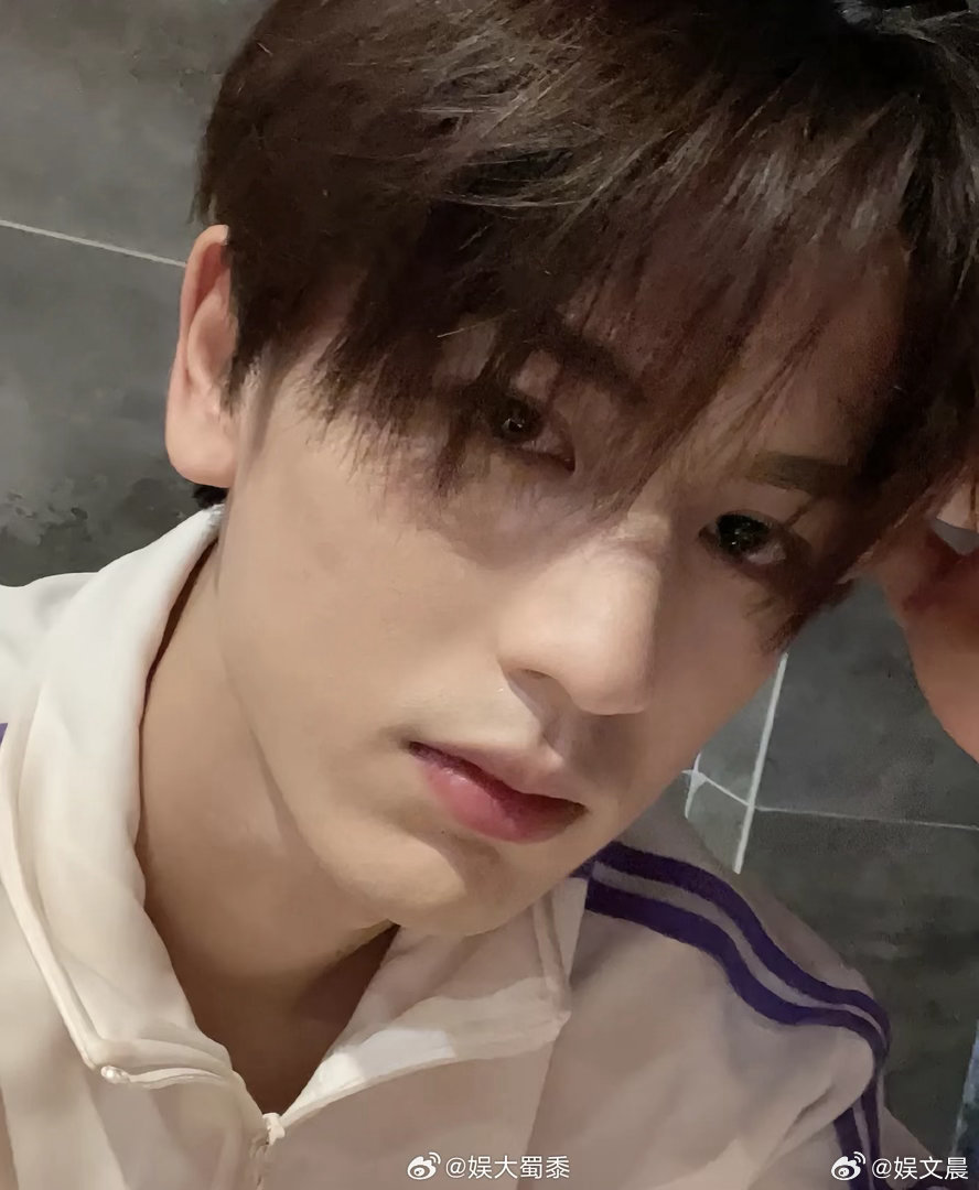 张凌赫素颜张凌赫素颜顺毛路透 素颜顺毛路透太鲨人！干净少年感拉满，五官精致立体，