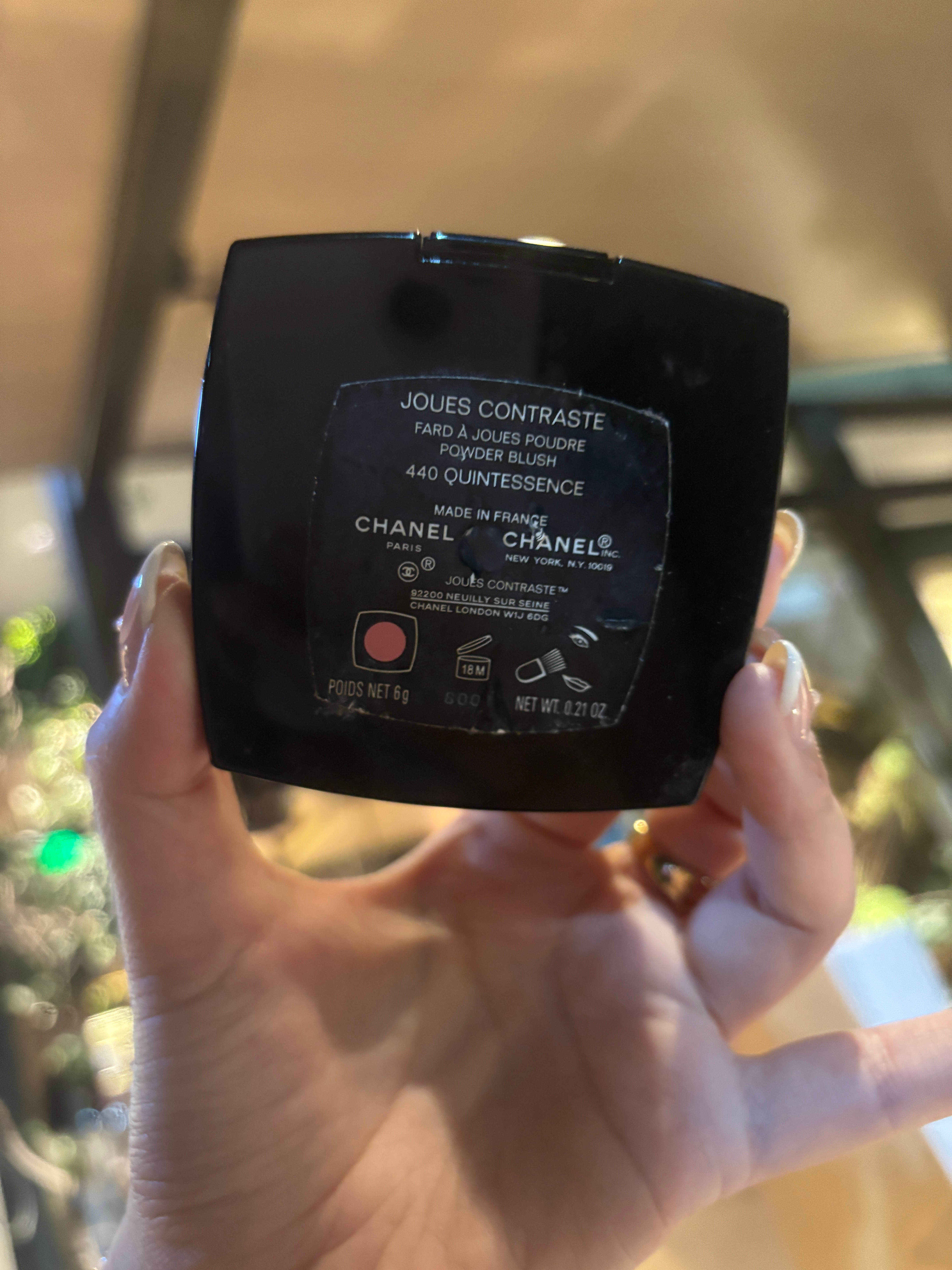 这块Chanel腮红太好看了 我之前在伦敦harrods买的 在门口等人 有个白