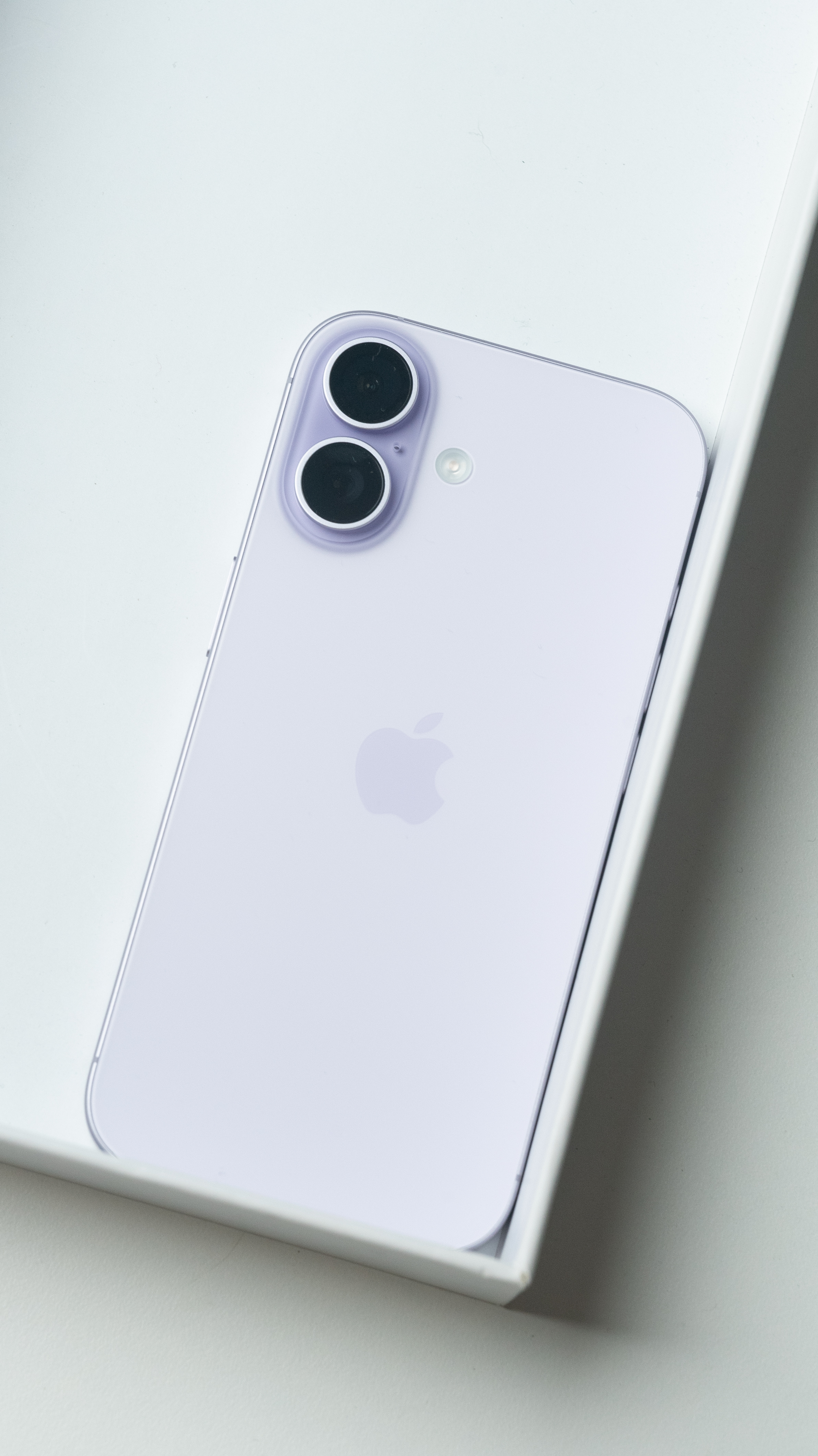 越来越多的消息显示，今年大概率是见不到iPhone 17的标准款迭代iPhone