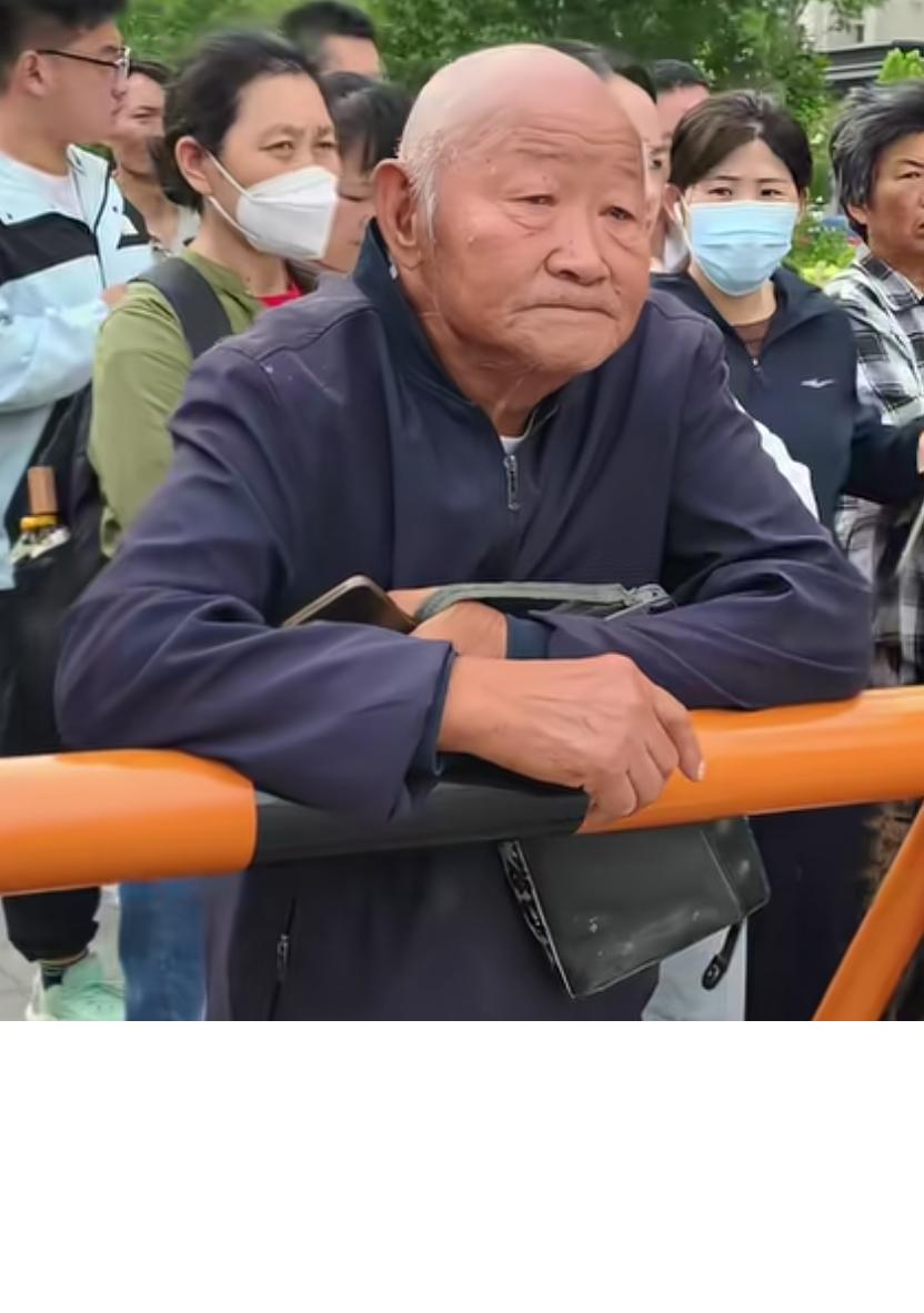 77岁爷爷送孙子参加高考。谈起孙子，爷爷忍不住流泪。从三岁起，没有妈妈，跟着爷爷