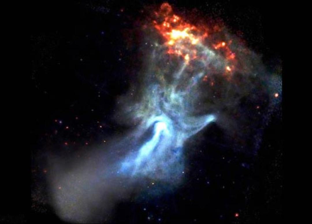 #宇宙惊现上帝之手#这幅令人震惊的照片，是由美国太空总署的钱德拉X光观测仪拍到的
