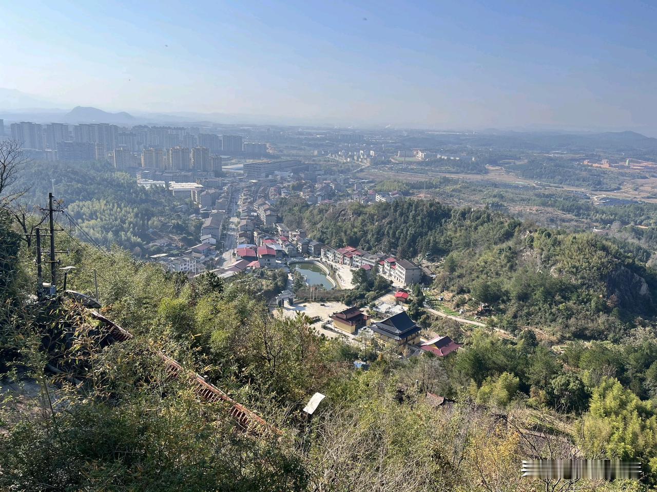 《桂枝香·金陵怀古》
宋·王安石
登临送目，正故国晚秋，天气初肃。
千里澄江似练