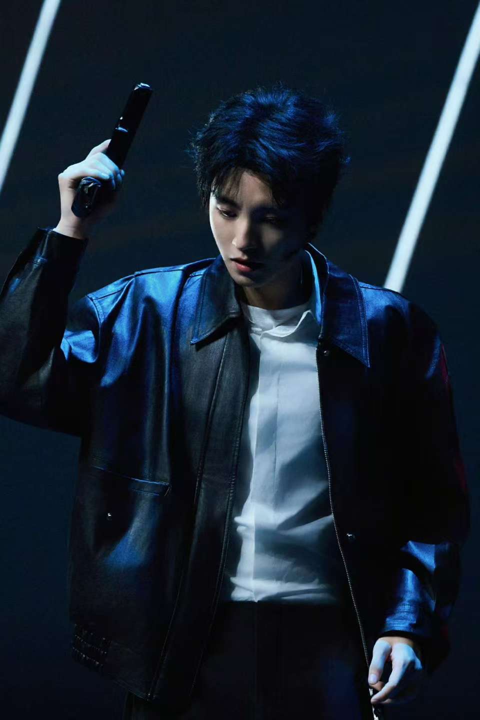 王俊凯话剧舞台照王俊凯持枪剧照 王俊凯话剧舞台照来啦 