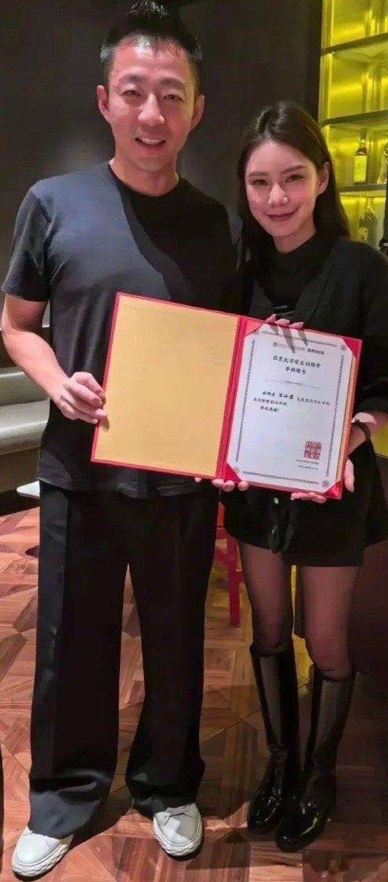 汪小菲获聘成为北京大学导师。具体来讲是“北京大学创业训练营导师”。 
