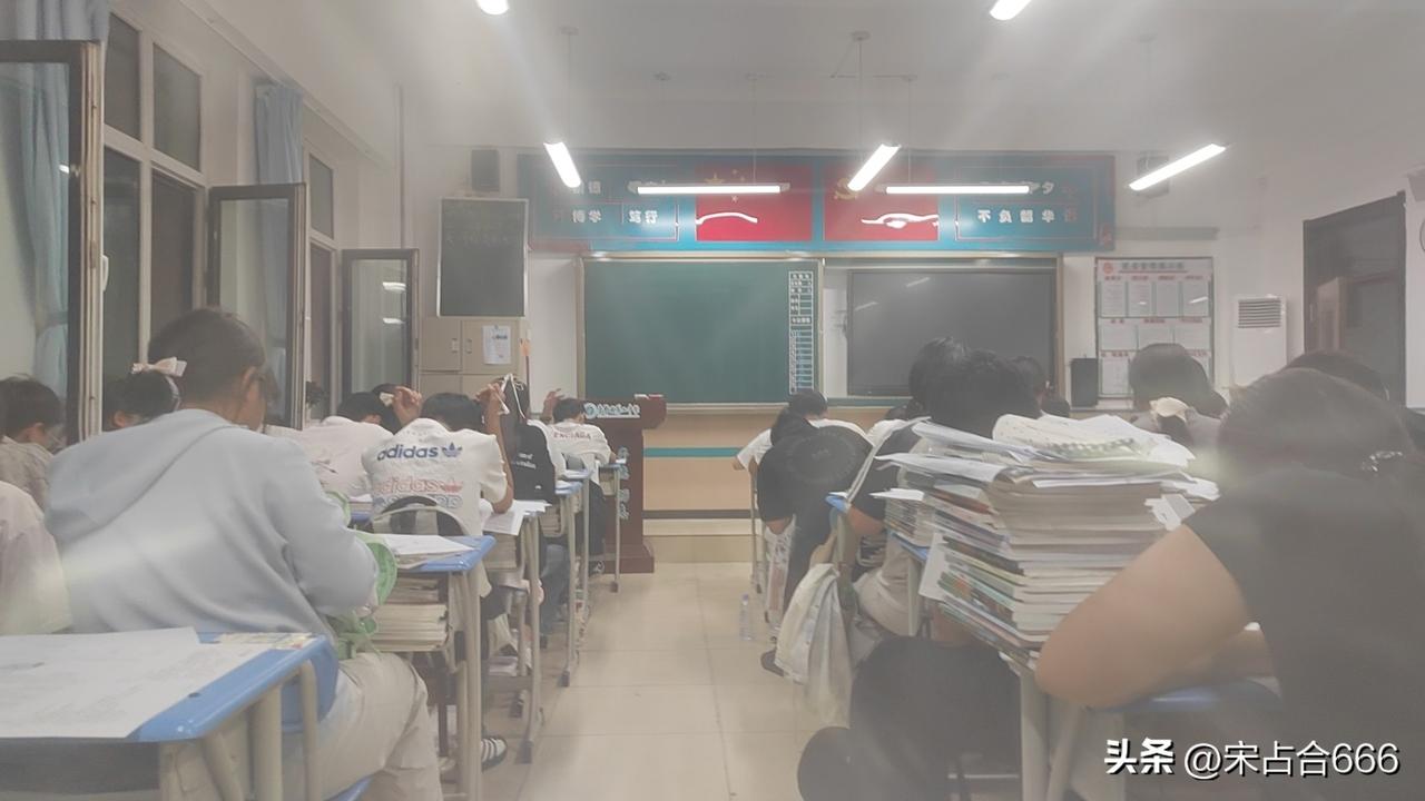 今天上午我是第四节课，上课铃声响起，我就来到班级上课。结果班级空无一人。我很惊讶