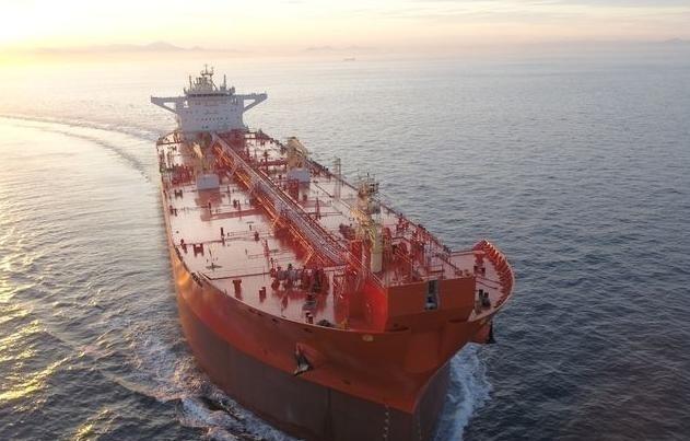 惊心一幕：中国两艘油轮逼近委内瑞拉，美军封锁行动遇历史性反制，航线直播+五星红旗