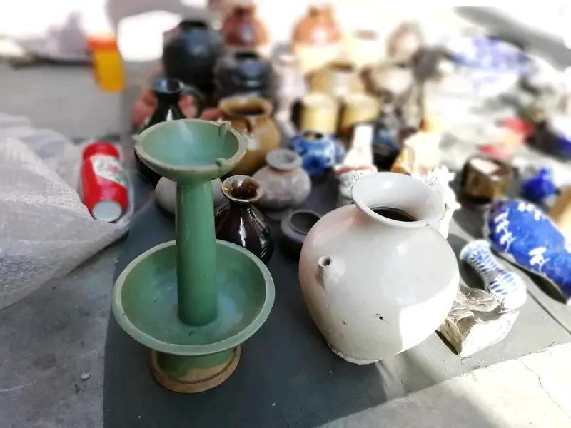 拍卖公司经理到民间收藏品解释
昨天上午在重庆区域一农贸市场天桥上一中年男子摆地摊