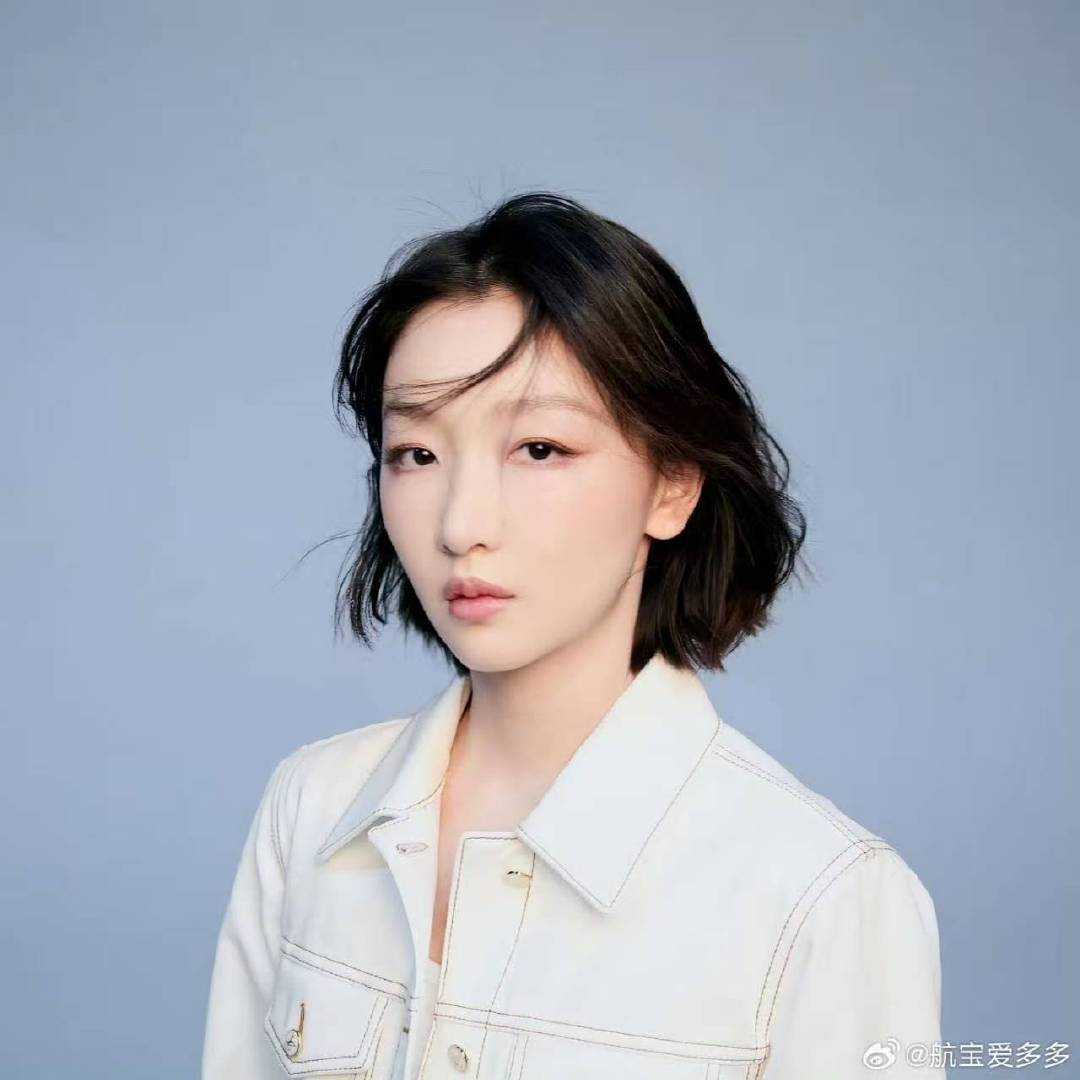 周冬雨被路人夸好美的反应 hello时装周现场，周冬雨被路人夸美，歪头屈膝，眼神