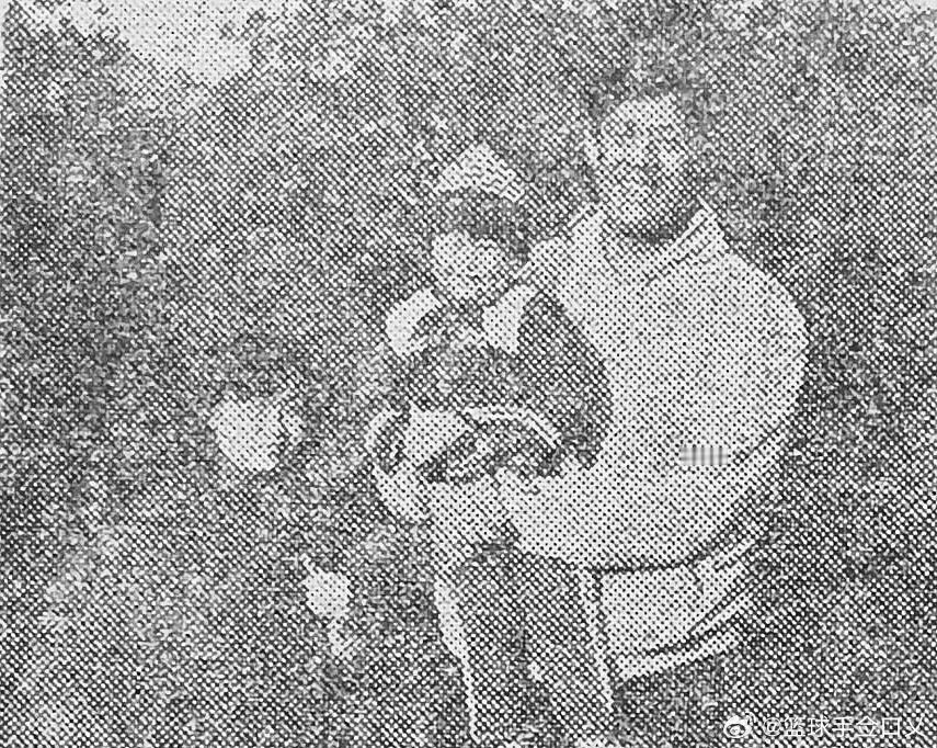 幸福的穆铁柱一家三口（图1）。拍下这张照片的高伯海，此前和穆铁柱一样也是济南军区