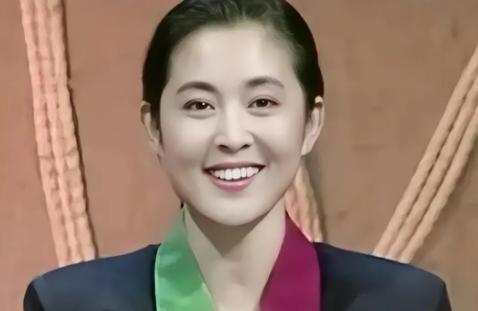 1990年，32岁的倪萍进入央视成为一名主持人，女编导陈雨露一脸厌烦的说：我们不
