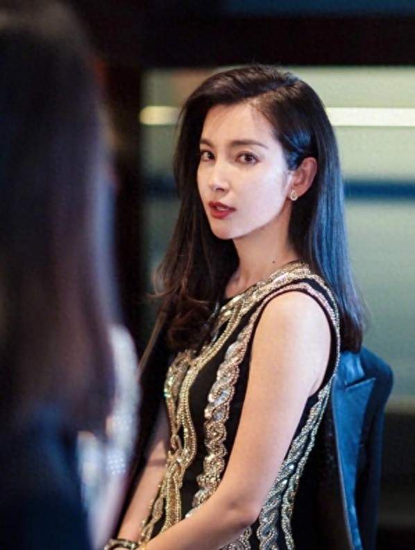 李冰冰竟坐在第一排中间？她妹妹递过来的两部《巨齿鲨》 藏着答案