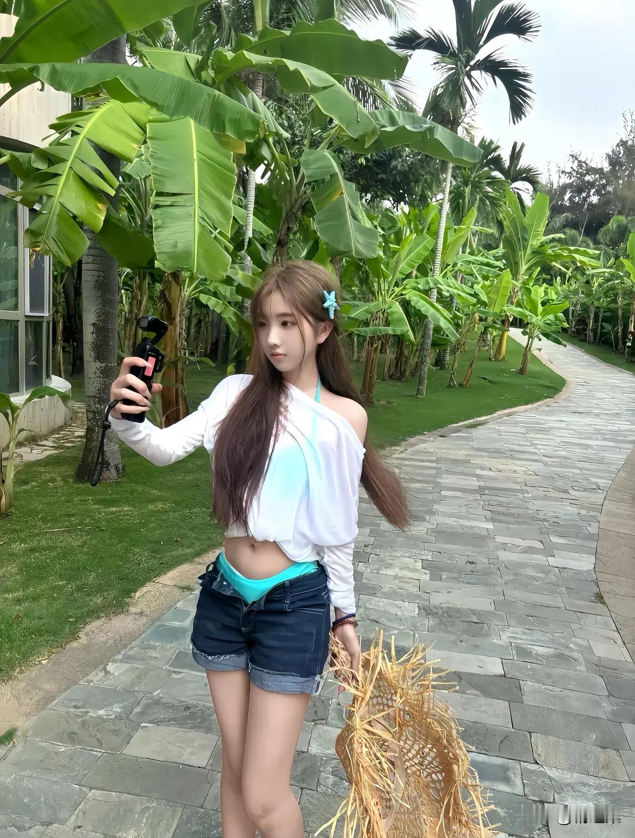 热带风情自拍，绿植环绕，清新自然！🌴📸