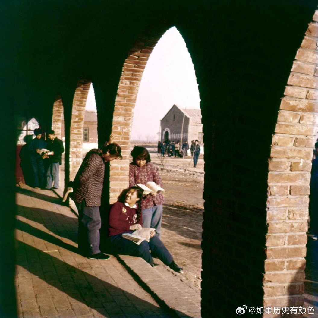 1950s，北京，拱廊下自习的学员。摄影 任诗吟1950s, Beijing, 
