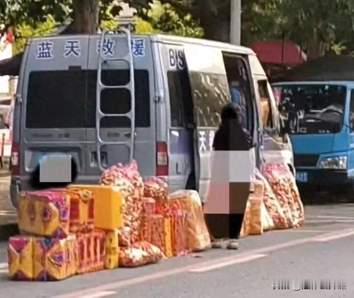 大连，一辆印有“蓝天救援”的车在路边售卖祭祀用的纸钱，有路人怀疑车辆公车私用，且