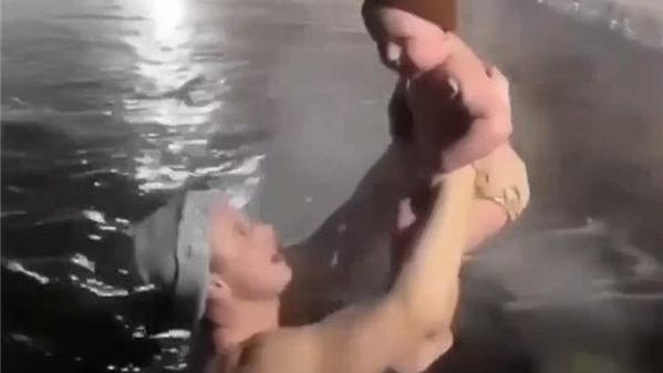 1月13日，俄罗斯苏尔古特一名男子把1岁儿子浸入冰水的视频曝光引发争议。男子在健