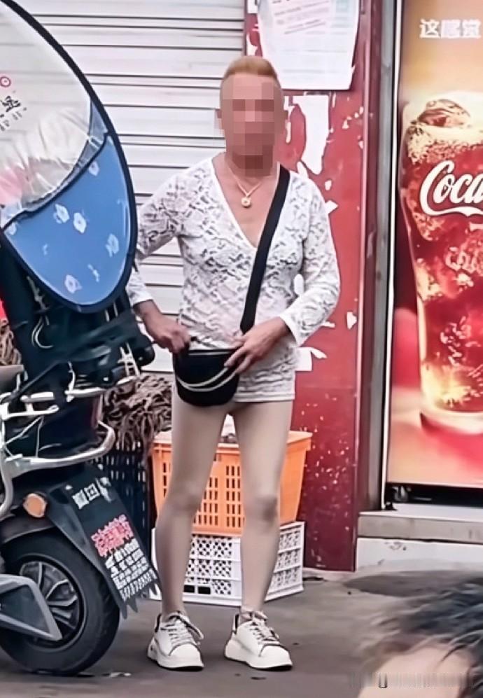 在街上偶遇这位大爷，着实让我大开眼界。
他这身装扮走在街上，想不引人注目都难，简