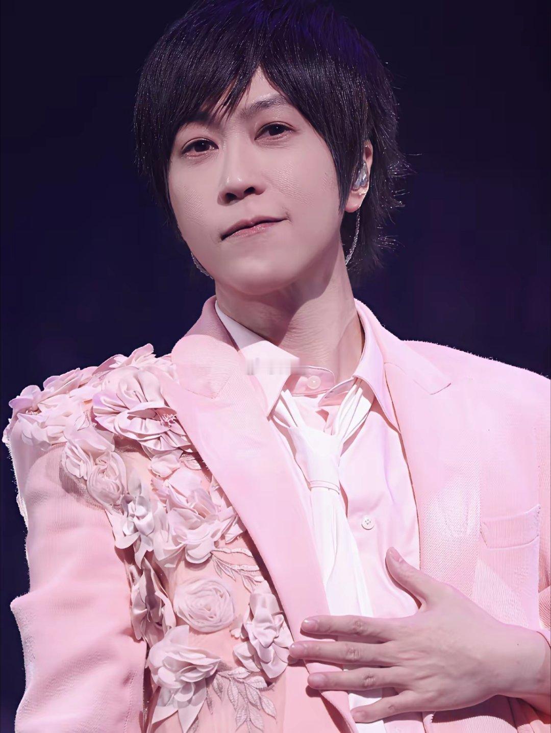 娱乐圈现在最郁闷的人就是阿信了不是因为今天摔下了舞台，而是因为他费心费力组织了这