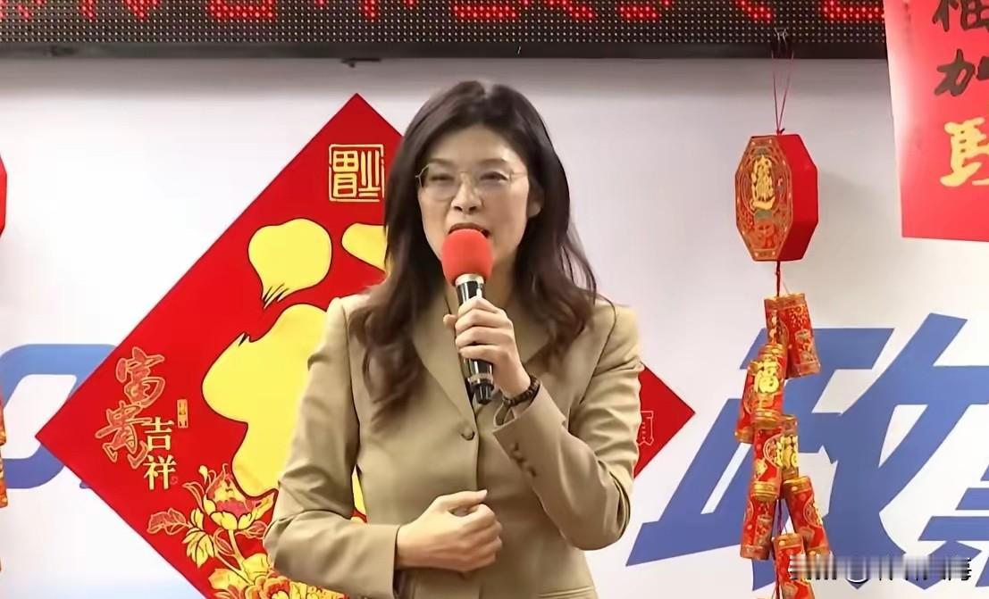 太佩服郑丽文了，格局是真的大！侯友宜对她，真不是一次两次避着不见了。

郑丽文就