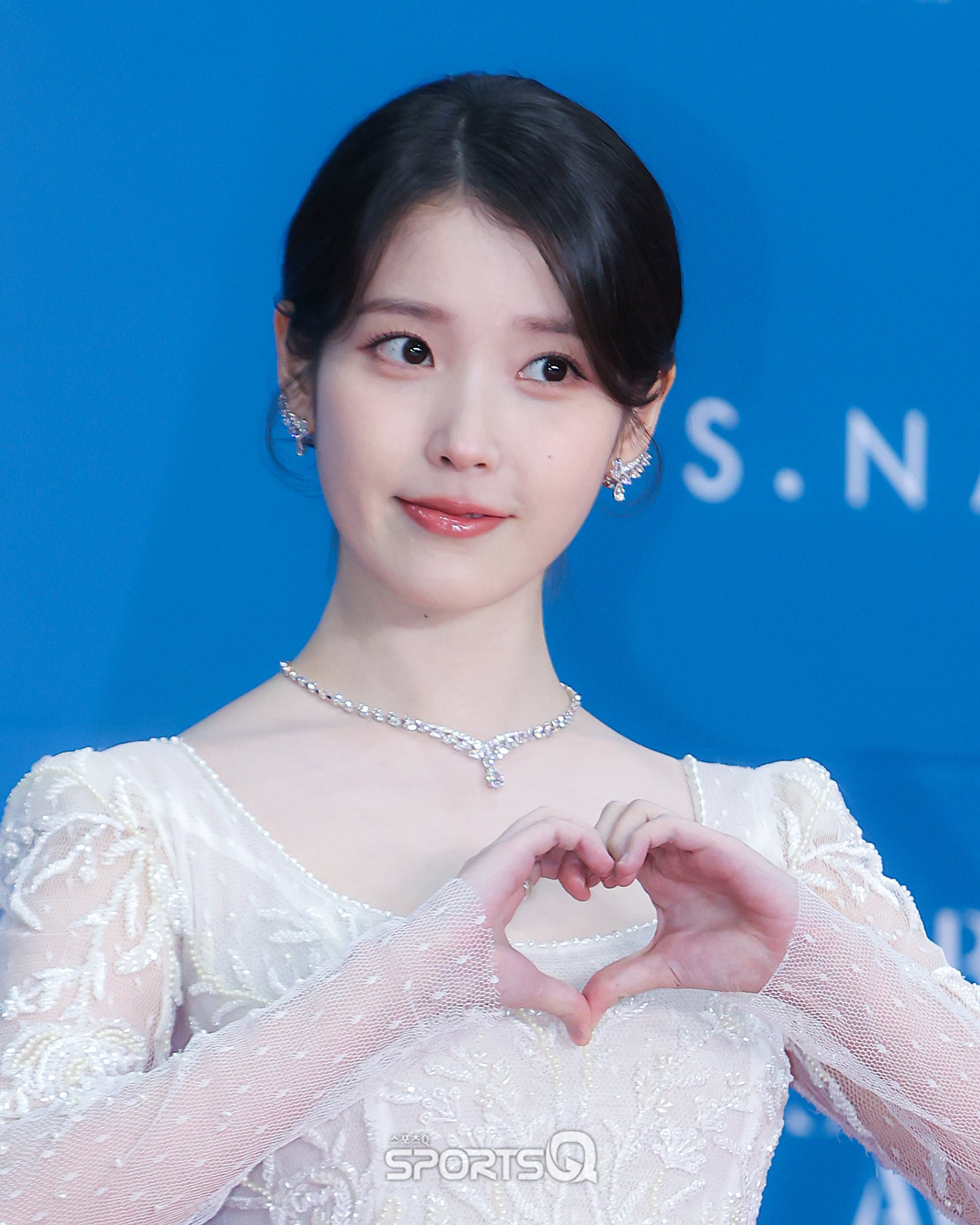 IU[超话]IU[超话]🐥IU韩国第一女solo onlyU美图 -25050