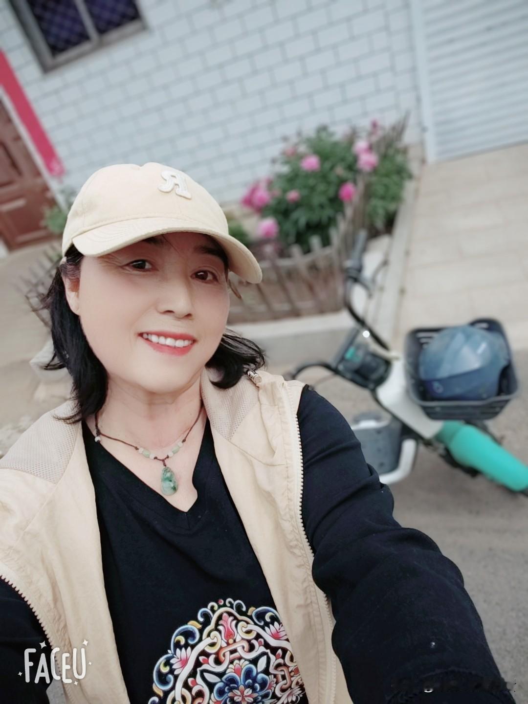 过一个特别的母亲节
骑上小青桔电动车，走起

看看月季花，看看板栗树
晒晒太阳，