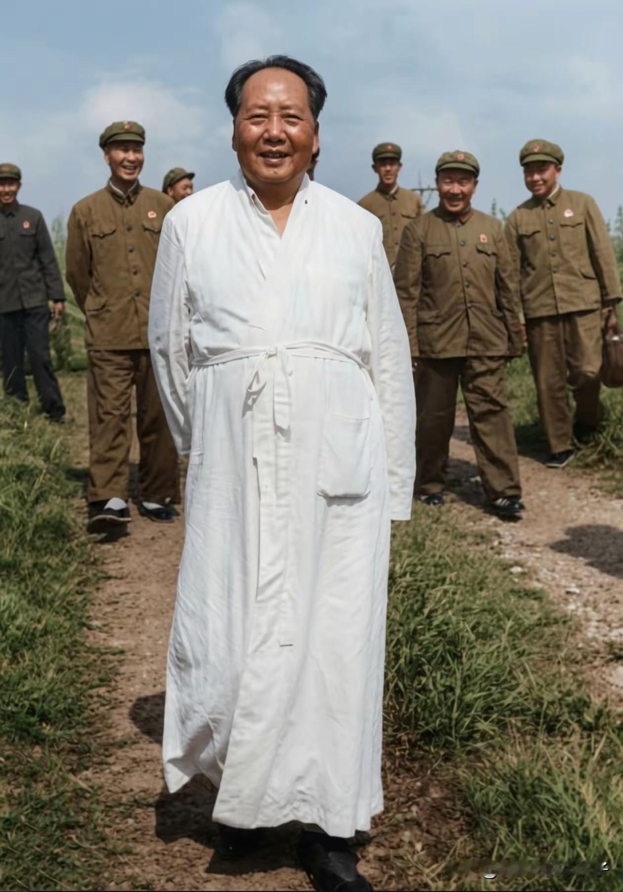 这张老照片你见过么？

这张老照片拍摄于1966年7月下旬，在：湖北武汉，东湖宾