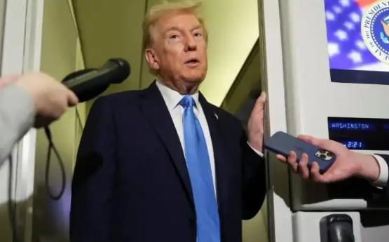 特朗普能说什么呢？就算飞机坠落了，他也只能挑了最不重要的一个原因来说：

记者追