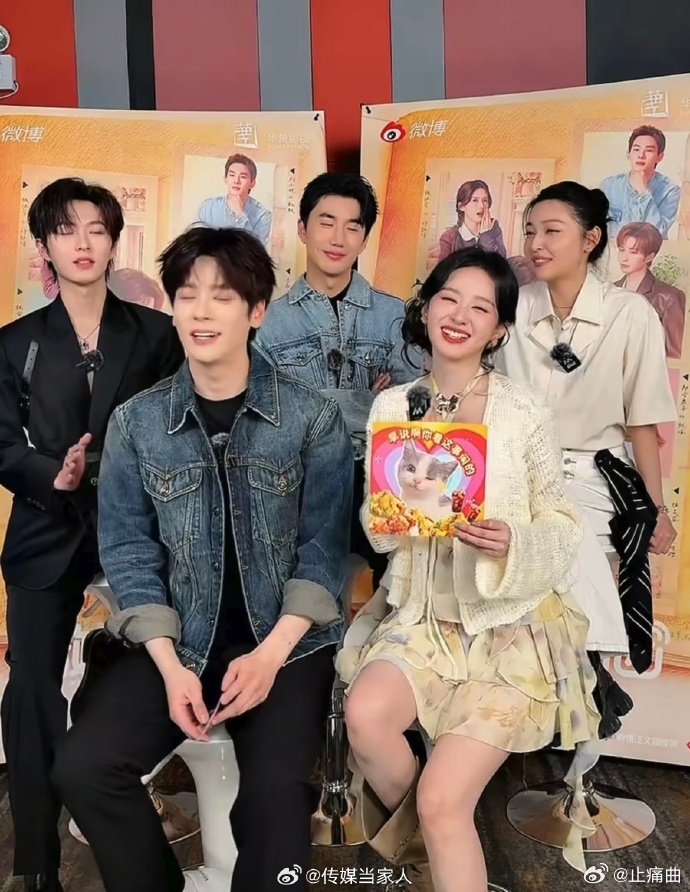 郑合惠子夹子音表情包好甜你是迟来的欢喜救命！郑合惠子新剧宣传现场举着猫猫表情包，