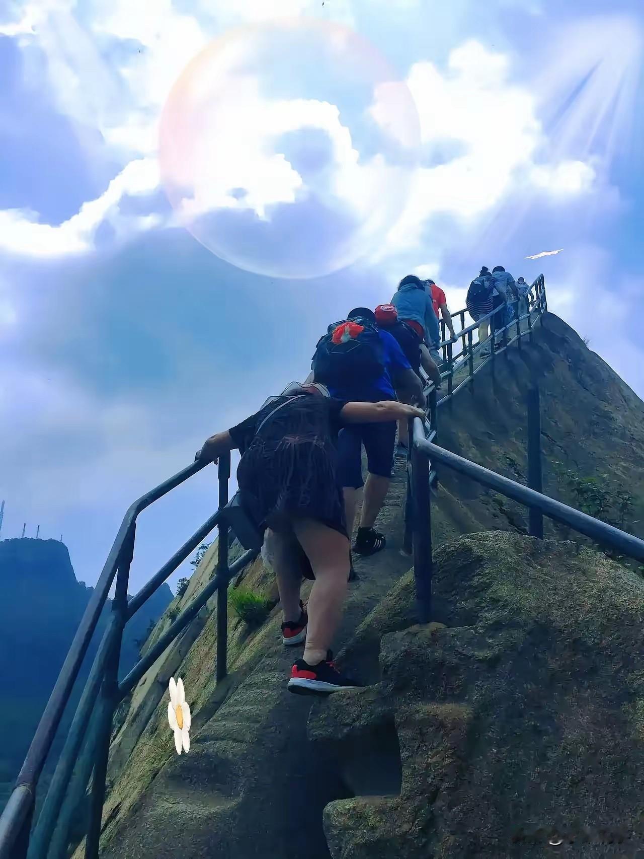 就说凤凰山坠崖那对夫妇，听说拍照前还有人提醒过。同行的人讲，夫妇看着五十多岁，靠