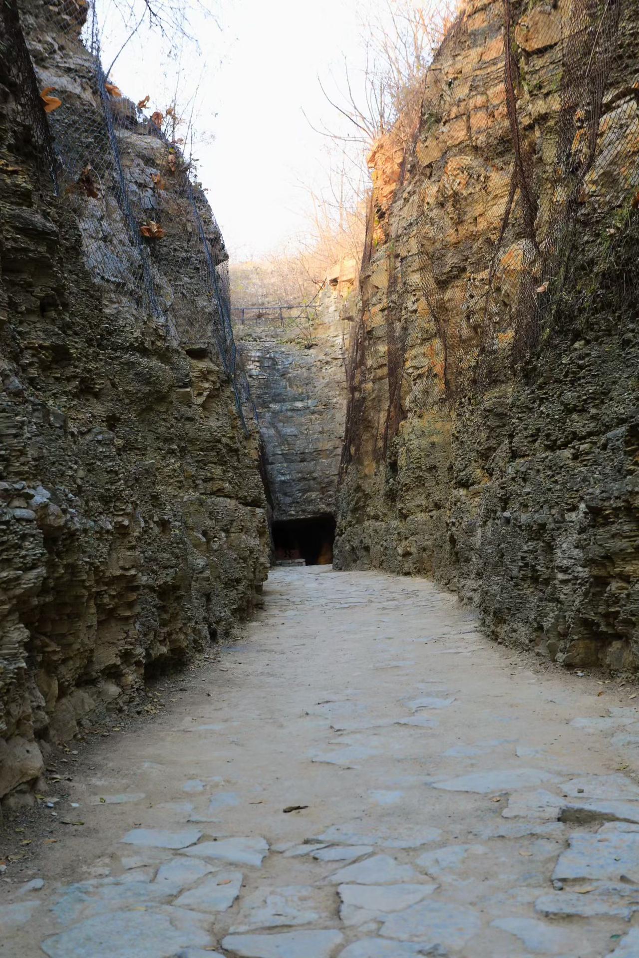今日前往枣庄市山亭区，参观了愚公渠。这里还流传着一段“铁姑娘”的动人故事。枣庄 