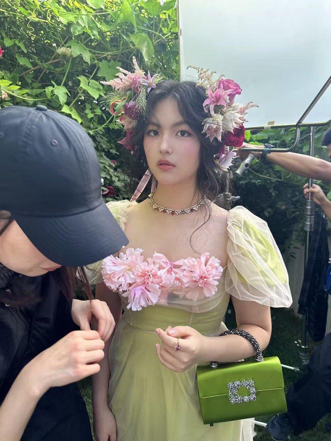 李湘拍的王诗龄 镜头里的Angela太惊喜！不仅有端庄可爱的公主范儿，还解锁设计