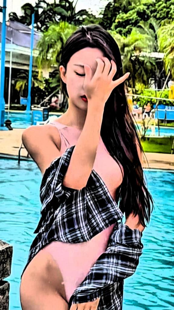 下联：唯见江岸柳烟间，诚邀上。联
远见江岸无人无舟，岸边的翠柳飘拂烟雾间，忽隐忽