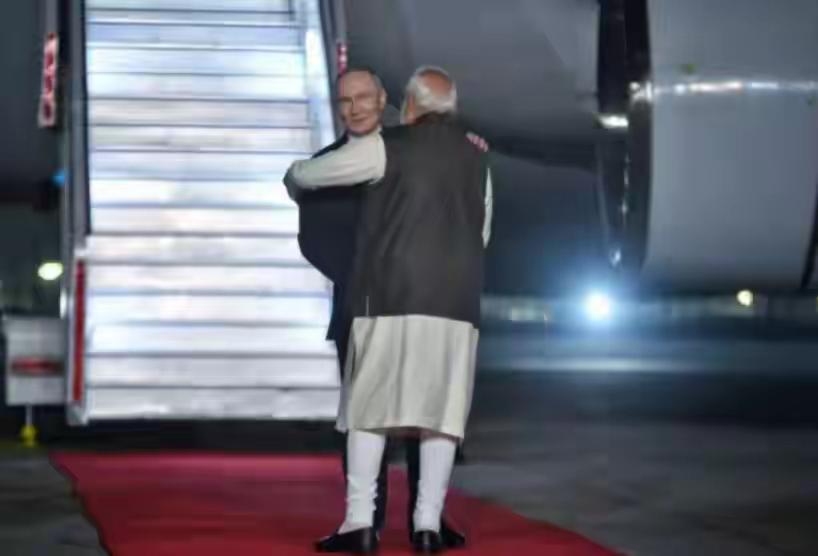 大国互动两极：默契与博弈并存的全球图景
 
印度机场的高规格迎接定格外交暖帧：莫