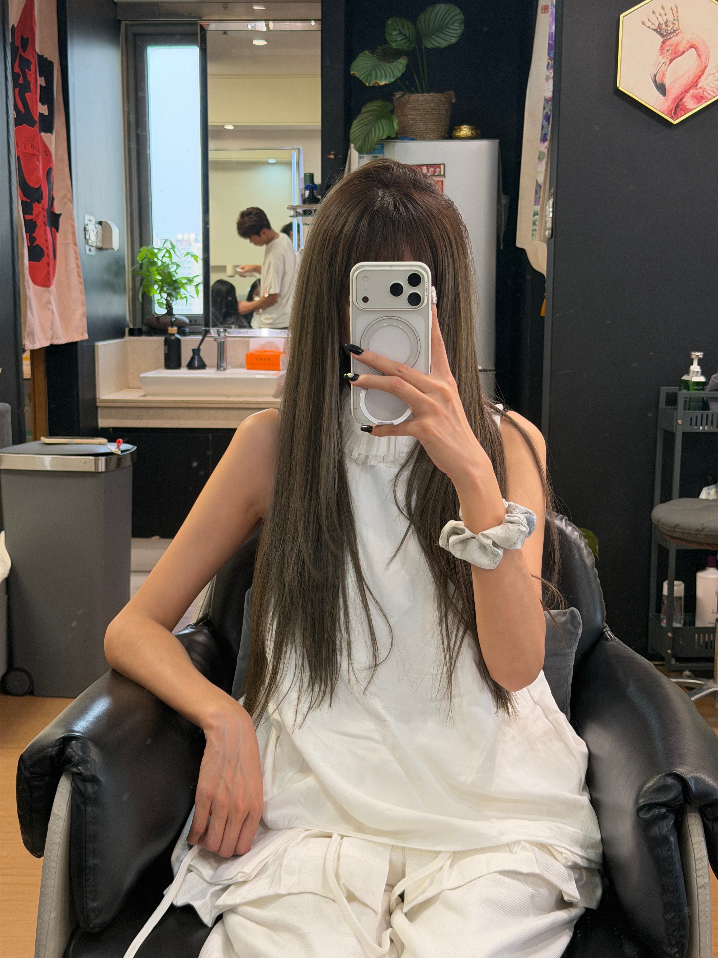 染了个深色 昨儿自己剪了个头帘小哥说看上去像十六今儿又能多吃两口大米饭了