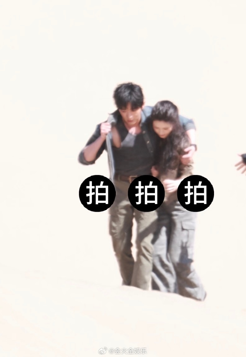啊啊啊这个丞磊男友力要从屏幕里跑出来了丞磊沈羽洁新剧沙漠路透丞磊护着沈羽洁沙漠前