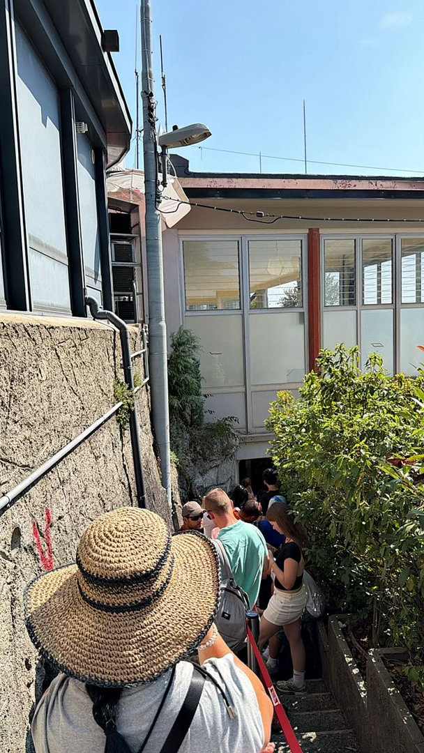 避雷！！！科莫湖缆车，在人流不密集的情况下，上车等15分钟（有阴凉），下车等30