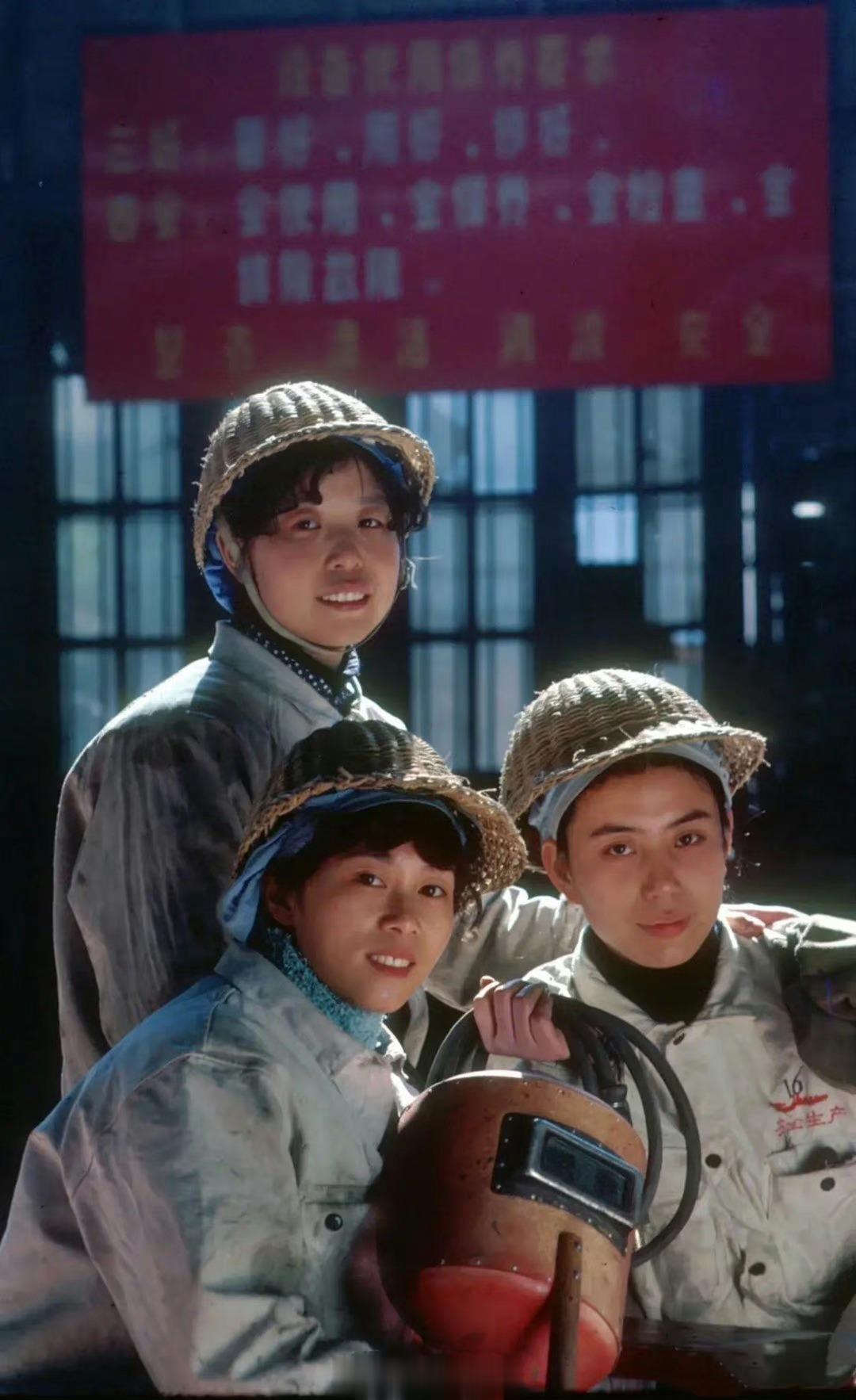1979年，上海。江南造船厂的女焊工，她们戴着安全帽，这是厂里的“三八红旗手”。
