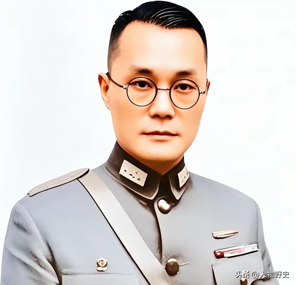 1949年，国军上将潘文华决定起义，却发现七姨太是特务，为了不打草惊蛇，他对七姨