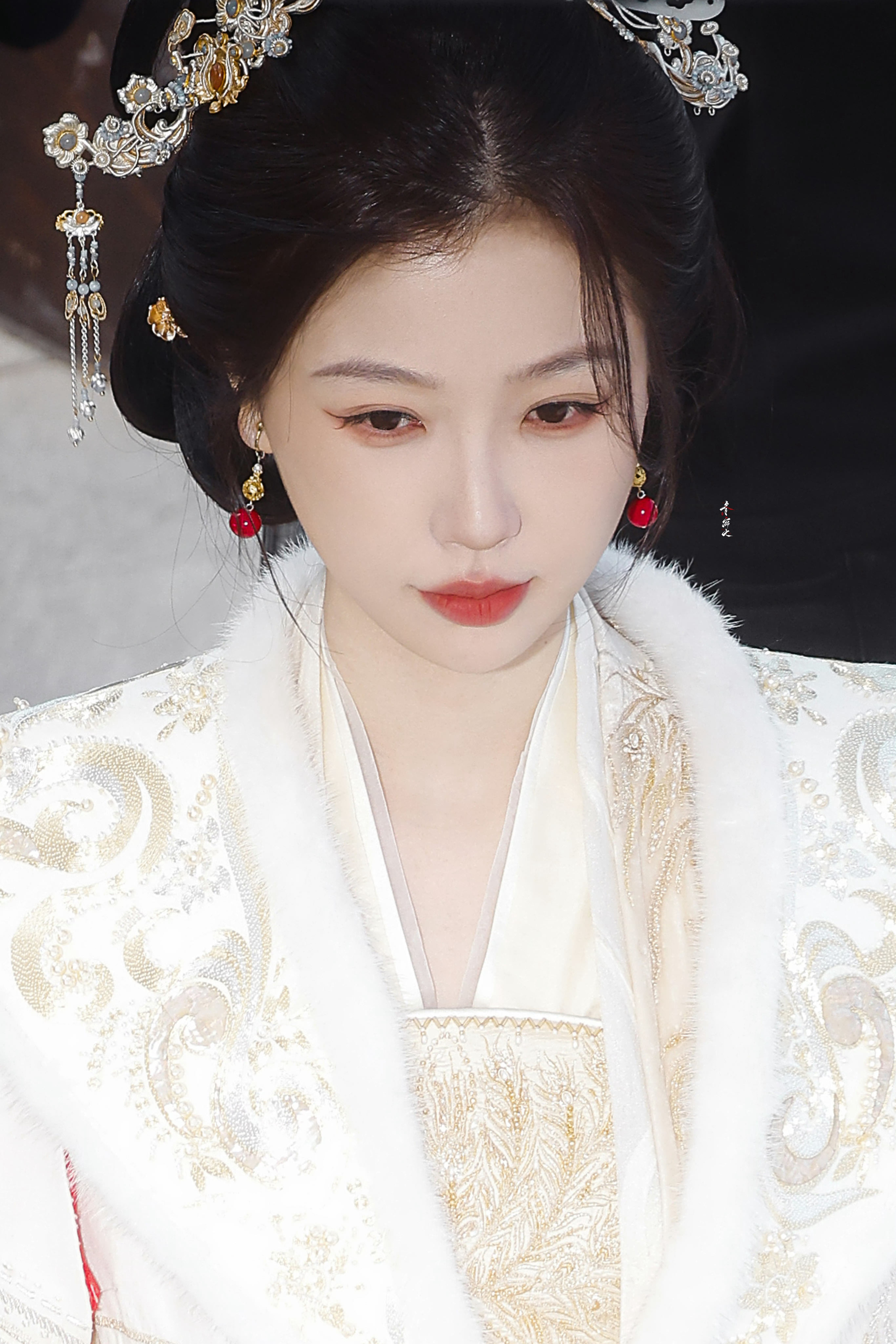 她是檐角未融的雪 