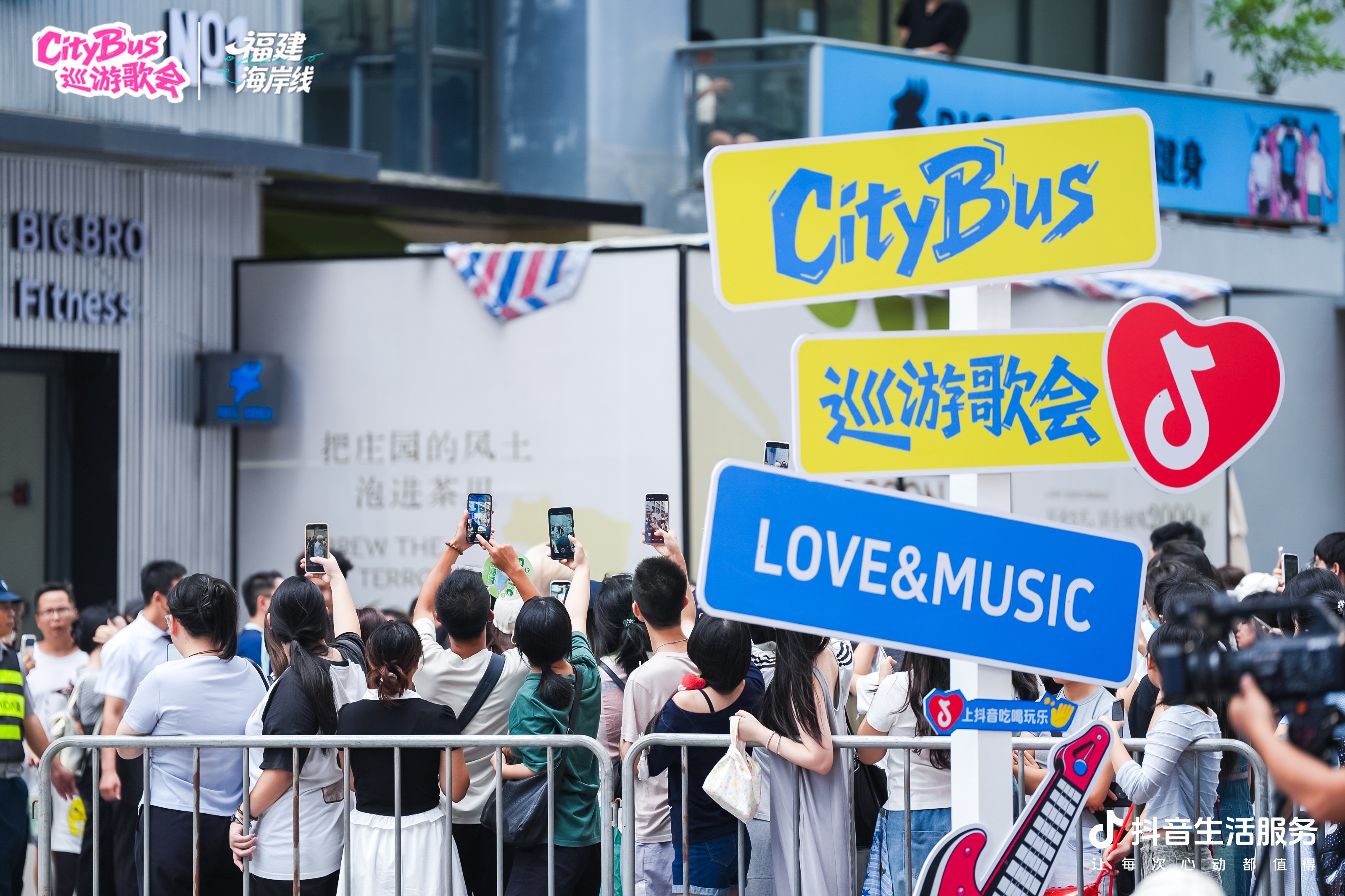 黄昏时刻的鹭岛格外动人🌇。CityBus巡游歌会抵达世茂双子塔，落日铺满海面，